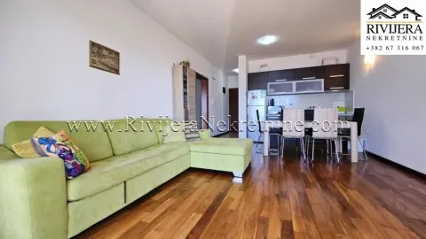 Dnevna soba sa garniturom i trpezarijom u nastavku. - image 9