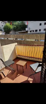 Manji namješteni balkon sa stolom i dvije stolice. - image 5