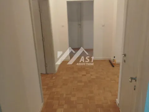 Daily-rent, three bedroom apartment, 92m², Banatić, Novi Sad Sve Podlokacije - image 1