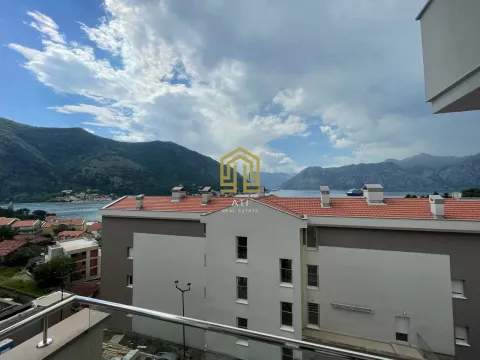 Pogled sa terase na more i okolne planine. - image 2