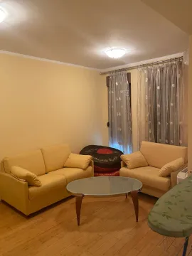 Svijetla dnevna soba sa žutim namještajem i staklenim klub stolom. - image 7