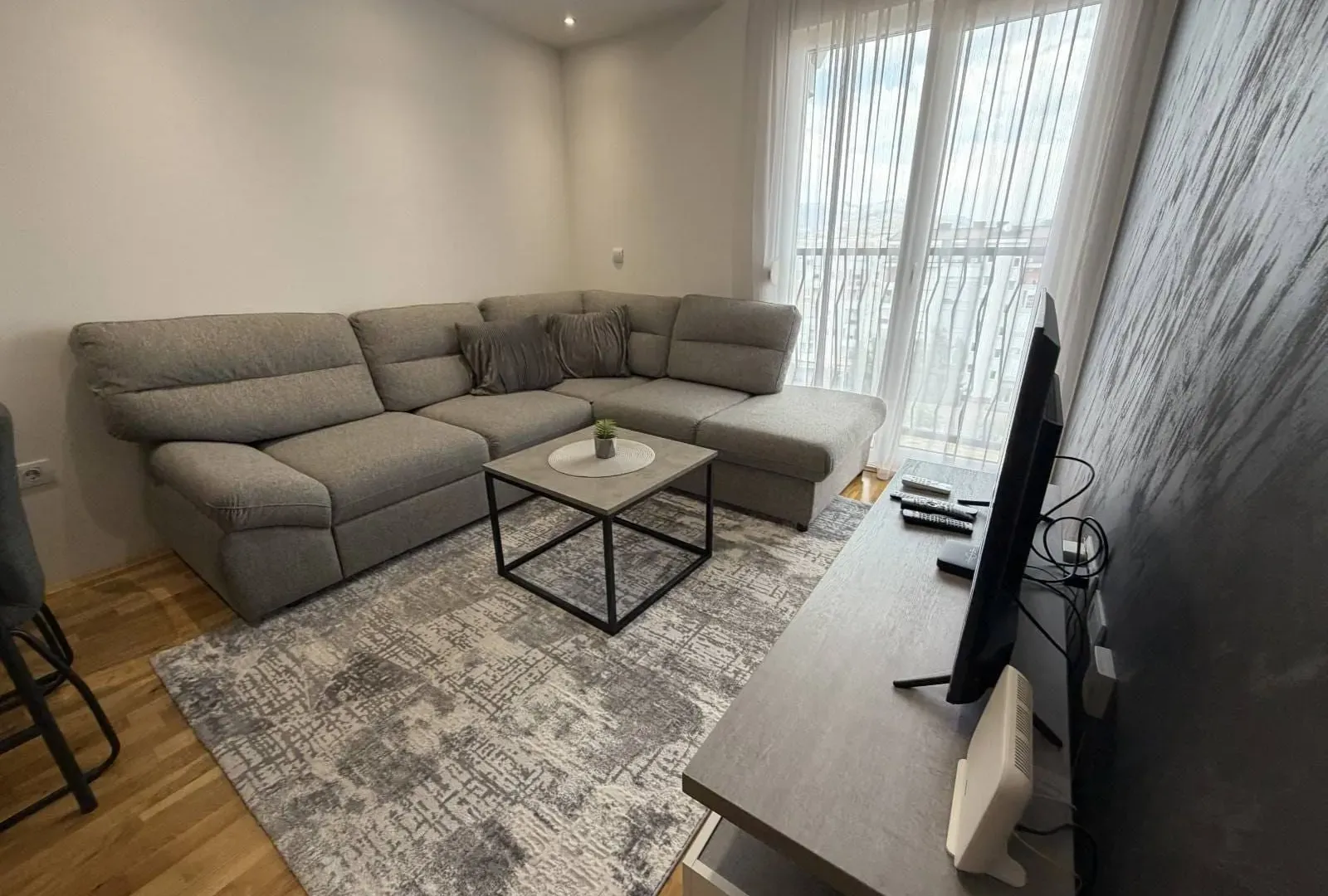 Izdavanje, jednosoban stan, 39m², Stari Aerodrom, Podgorica