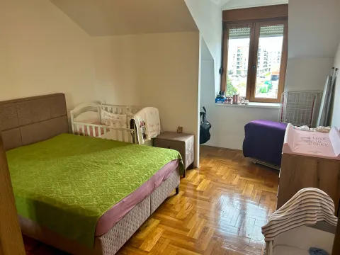 Dječja spavaća soba sa bračnim krevetom, krevetcem i parketom. - image 7