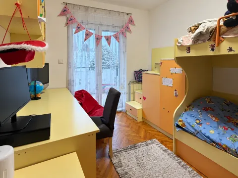 Dječja soba sa krevetom na sprat, radnim stolom i garderoberom. - image 7
