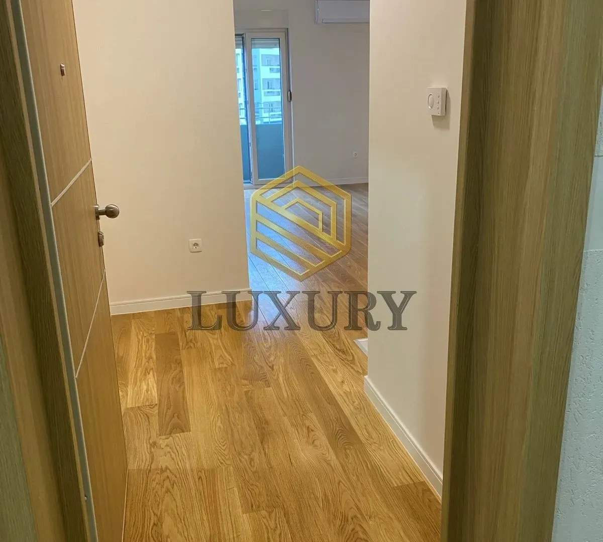 Izdavanje, jednosoban stan, 40m², Central Point, Podgorica