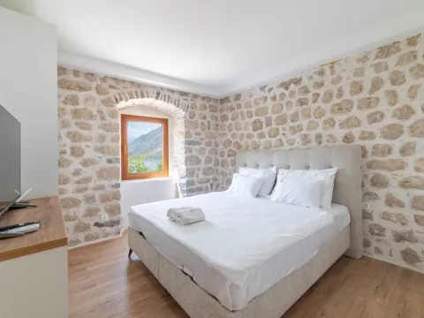 Izdavanje, kuća, 150m², Ljuta, Kotor - image 10