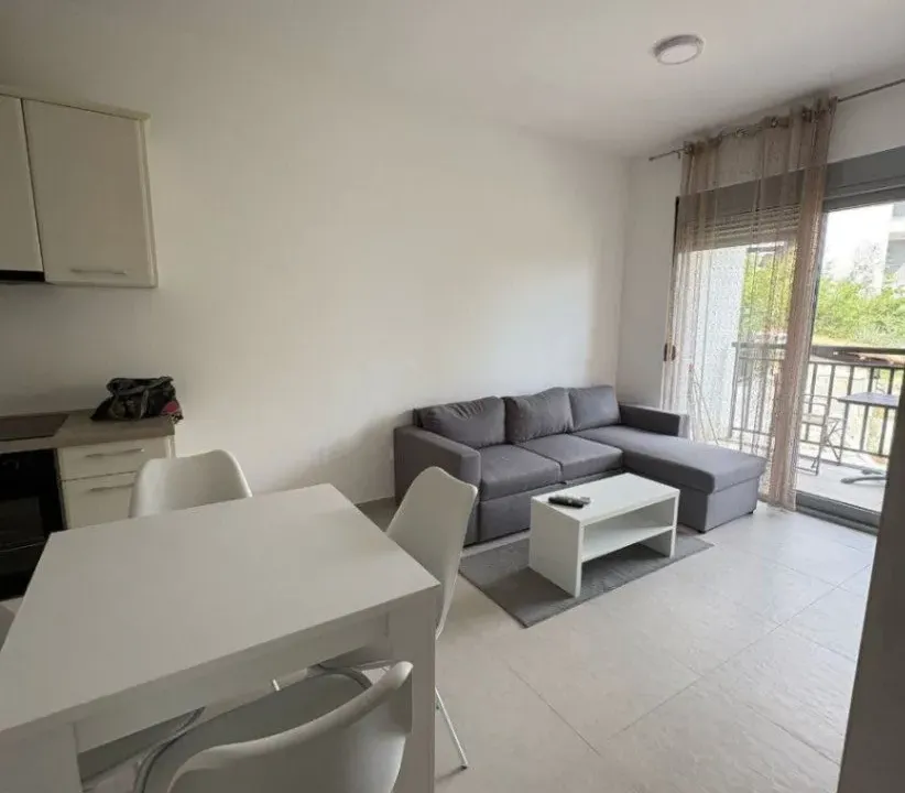 Izdavanje, jednosoban stan, 45m², Tivat, Crna Gora