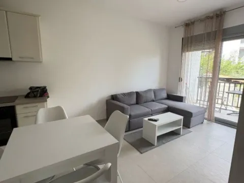 Izdavanje, jednosoban stan, 45m², Tivat, Crna Gora