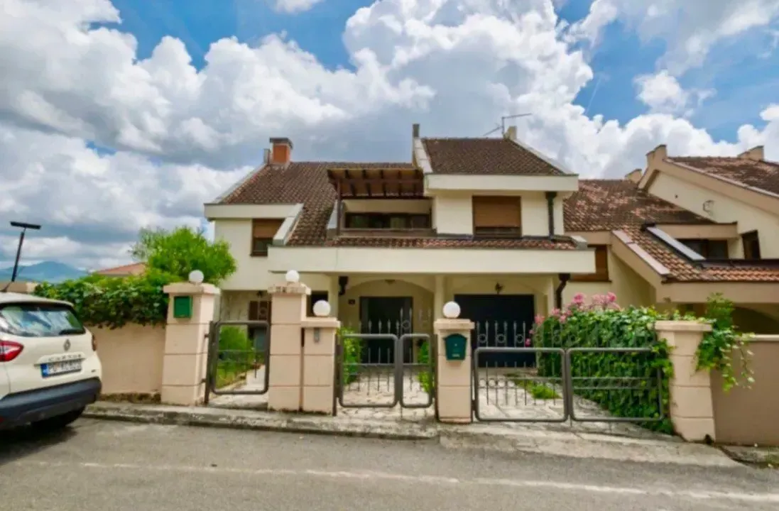 Izdavanje, kuća, 330m², Gorica C, Podgorica