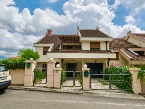 Izdavanje, kuća, 330m², Gorica C, Podgorica