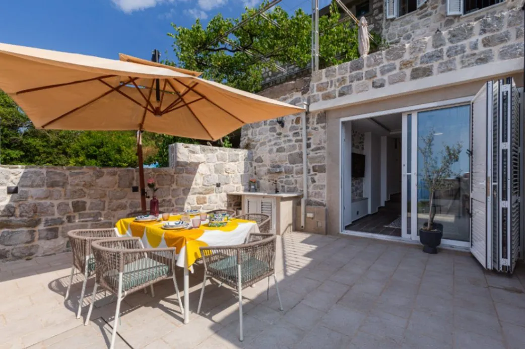 Izdavanje, dvosoban stan, 100m², Kamenovo, Budva