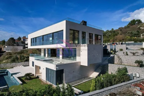 Pogled iz vazduha na spoljašnjost moderne dvospratne kuće sa terasama i dvorištem. - image 2