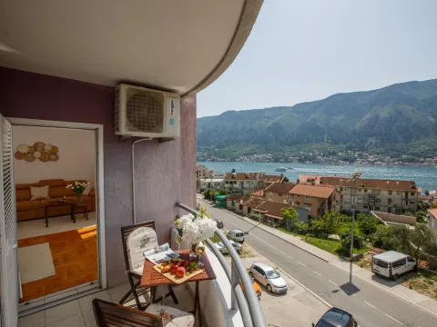Rent, two bedroom apartment, 69m², Dobrota, Kotor - image 7