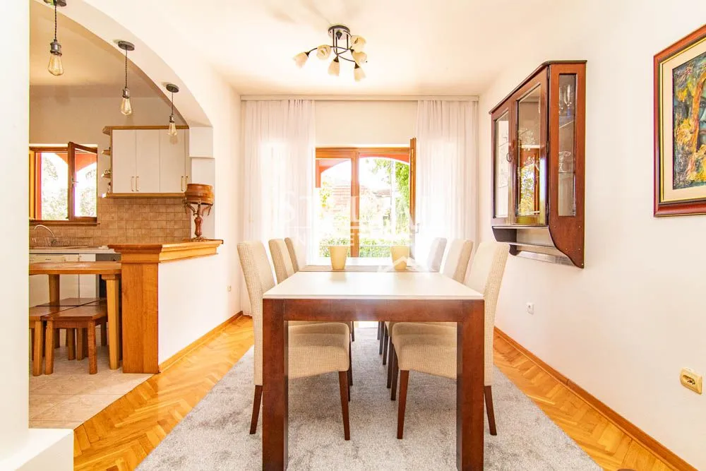 Rent, house, 220m², Tološi, Podgorica