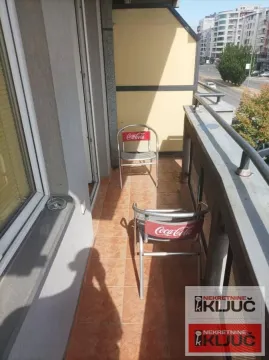 Uski popločani balkon sa dve stolice i pogledom na ulicu. - image 10