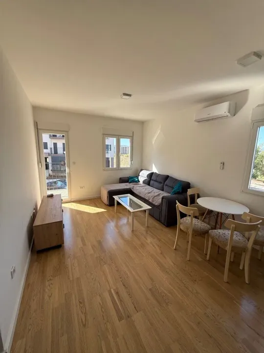 Izdavanje, dvosoban stan, 70m², Zabjelo, Podgorica