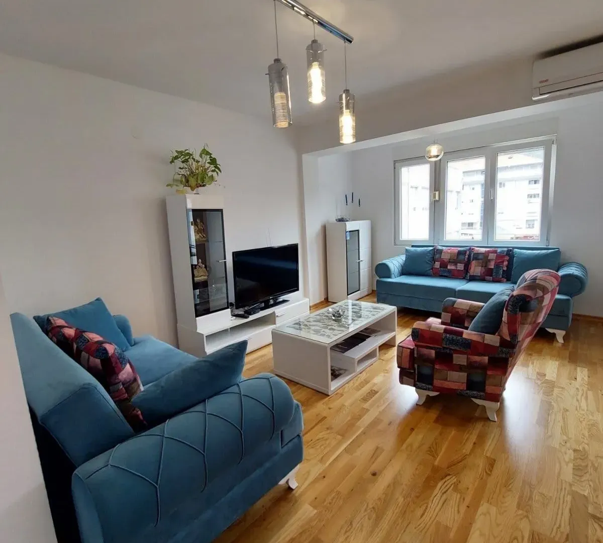 Izdavanje, dvosoban stan, 68m², Centar, Tivat