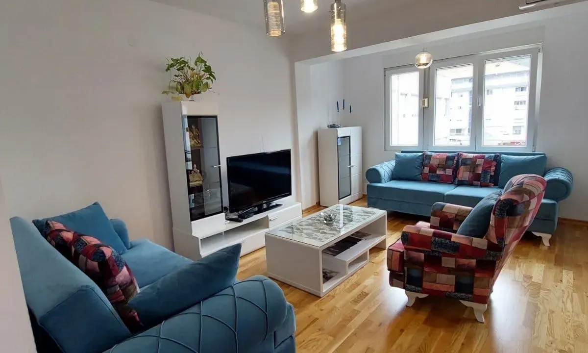 Izdavanje, dvosoban stan, 68m², Centar, Tivat