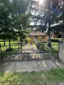 Pogled na kuću sa dvorištem i ogradom. - image 2