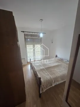 Nameštena spavaća soba sa bračnim krevetom, ormarom i balkonskim vratima. - image 6