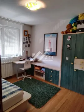 Dečja soba sa krevetom, radnim stolom i ormarom. - image 6