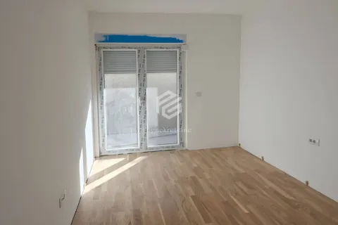 Prazna soba sa parketom i balkonskim vratima. - image 10
