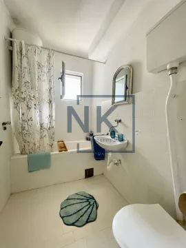 Manje kupatilo sa kadom, umivaonikom, wc šoljom i prozorom. - image 7