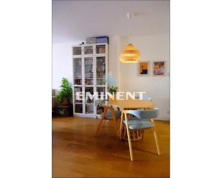 Trpezarijski deo sa stolom, stolicama i velikom vitrinom u dnevnoj sobi. - image 4