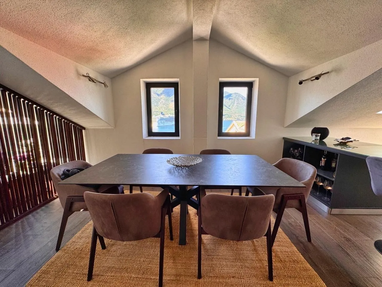 Prodaja, dvosoban stan, 82m², Dobrota, Kotor