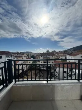 Pogled sa terase na grad i okolne zgrade. - image 2