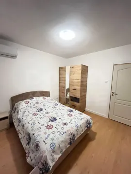 Namještena spavaća soba sa bračnim krevetom, garderoberom i klima uređajem. - image 8