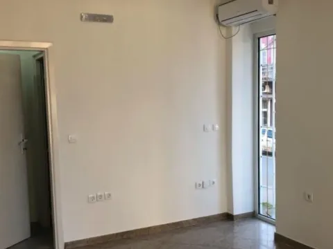 Izdavanje, poslovni prostor, 25m², Centar, Podgorica - image 3