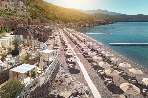 Pogled na uređenu plažu sa ležaljkama i suncobranima pored mora. - image 37