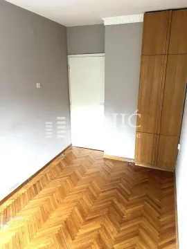 Manja soba sa drvenim parketom i ugradnim plakarom. - image 10