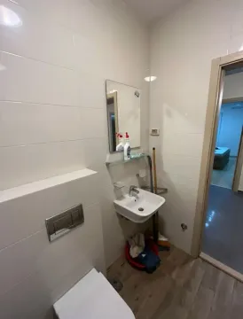 Malo kupatilo sa lavaboom, ogledalom i toaletom. - image 2