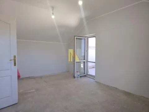 Prazna neuređena soba sa kosim plafonom i izlazom na terasu. - image 2