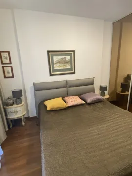 Svijetla spavaća soba sa bračnim krevetom i noćnim ormarićima. - image 10