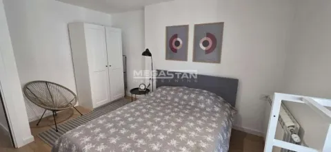 Spavaća soba sa bračnim krevetom, belim garderoberom i foteljom. - image 3