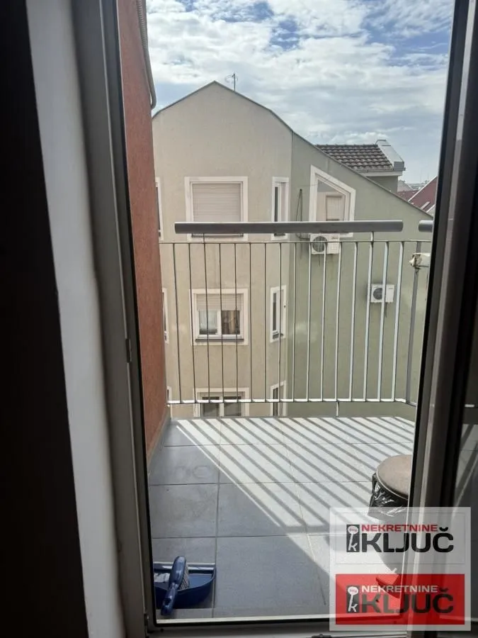 Pogled sa balkona na okolne zgrade.