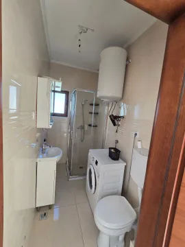 Manje kupatilo sa tuš kabinom, umivaonikom, veš mašinom i wc šoljom. - image 7