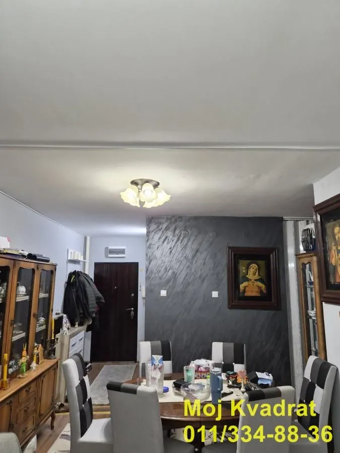 Dnevna soba sa trpezarijskim stolom i stolicama.