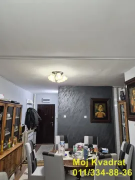Dnevna soba sa trpezarijskim stolom i stolicama. - image 15