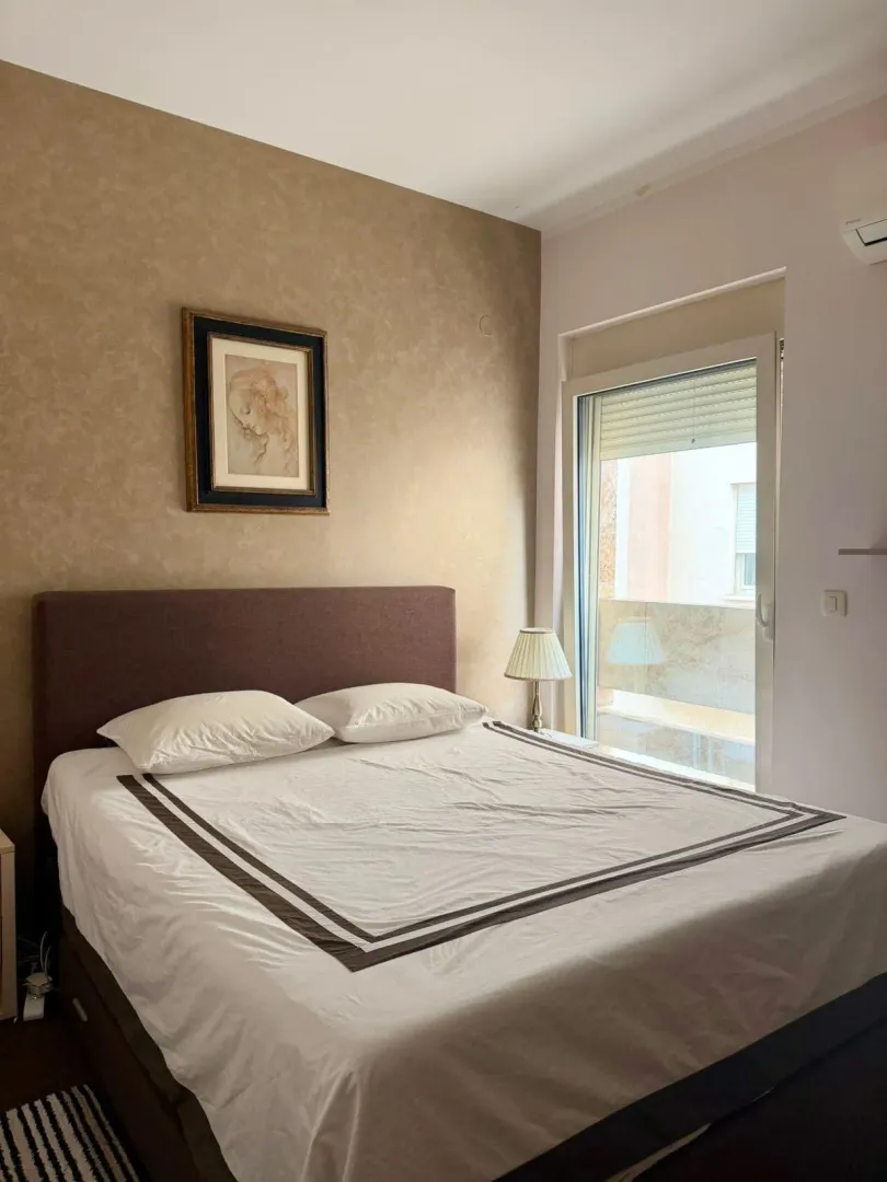 Furnished bedroom with a double bed and access to the terrace.