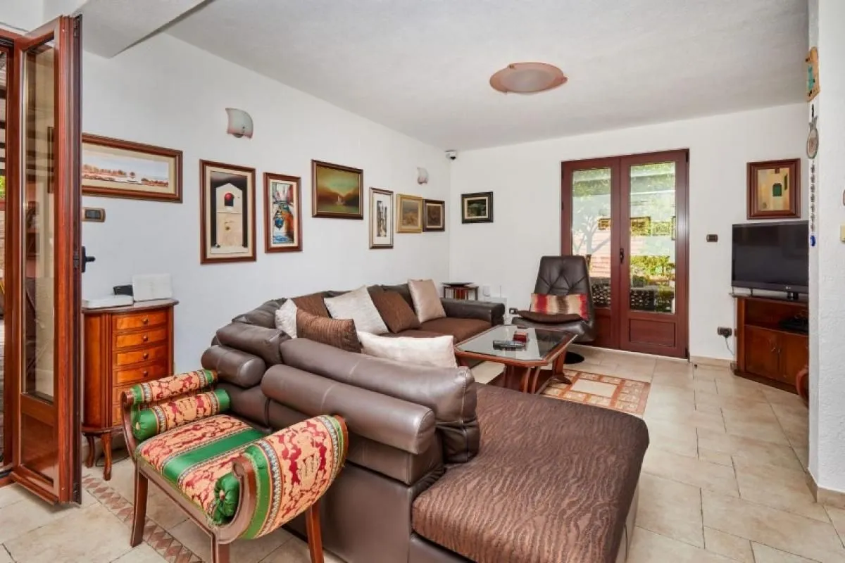 Izdavanje, trosoban stan, 120m², Kotor, Crna Gora