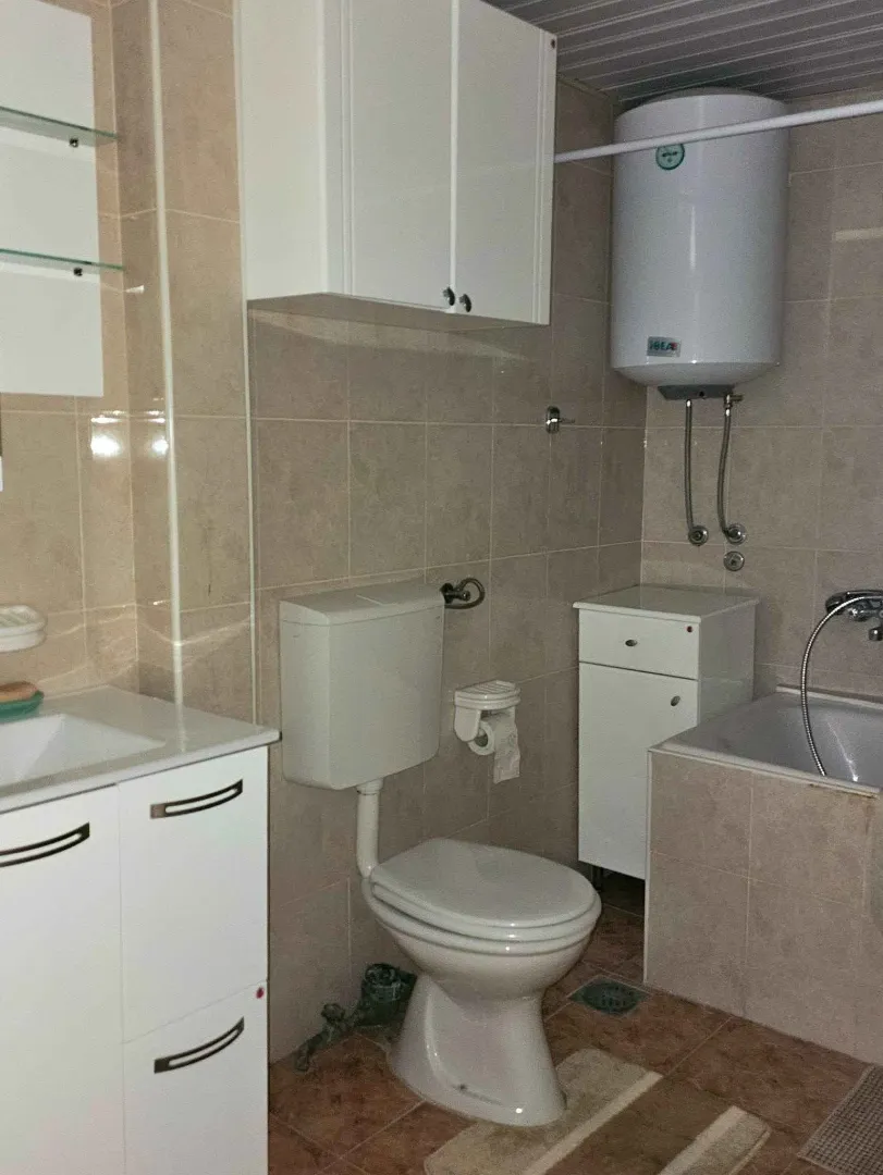 Bathroom equipped with sanitary ware, a washbasin, a bathtub, and a water heater.