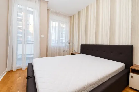 Namještena spavaća soba sa bračnim krevetom i dva prozora. - image 21