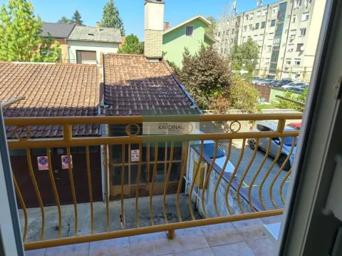 Pogled sa balkona na okolne zgrade i parking. - image 4