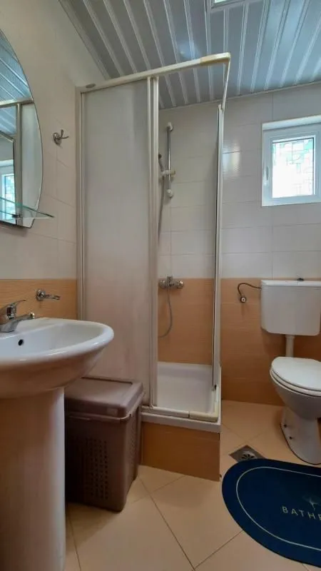 Kupatilo sa tuš kabinom, umivaonikom i wc šoljom.