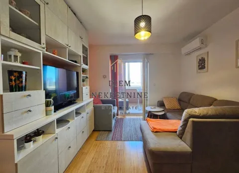 Dnevna soba sa garniturom i velikim zidnim elementom sa televizorom. - image 3