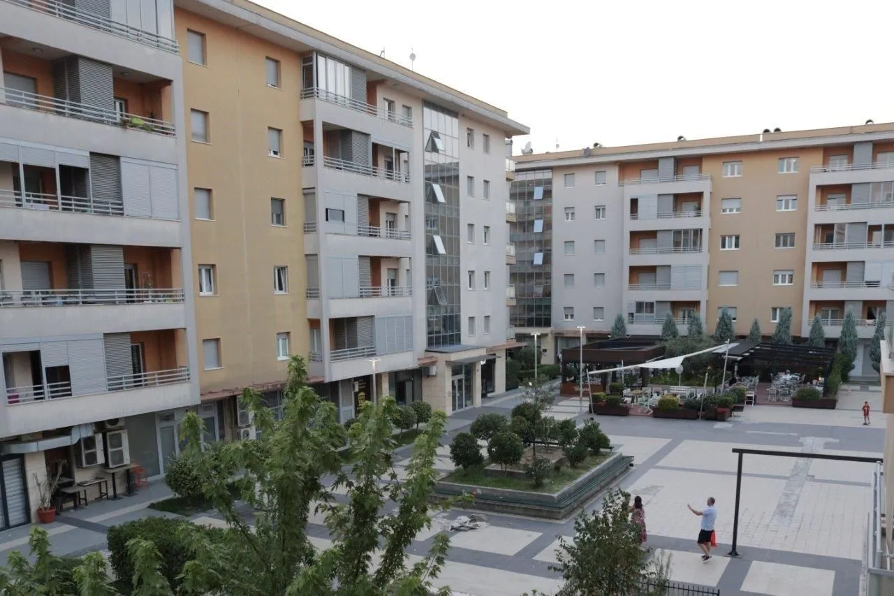 Pogled na stambeni kompleks sa uređenim unutrašnjim dvorištem.